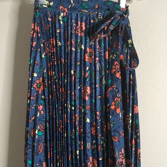 Pleated Maxi Skirt - Picture 3 of 6